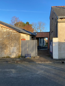 Photo de galerie - Découverture toiture tôles amiantées, rehaussement de charpente pour recevoir un toit en ardoises. Mur ossature bois avec bardage bois et toit en membrane.