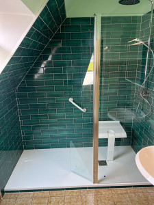 Photo de galerie - Remplacement d’une baignoire par une douche PMR