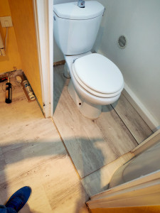 Photo de galerie - Pose de lame PVC toilettes 