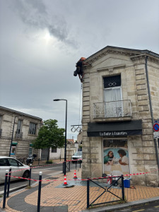 Photo de galerie - Réfection de joint de pierre et débouchage de trou finition à la chaux aérienne travaux sur cordes 