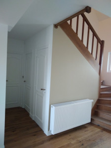 Photo de galerie - Murs du  couloir  lissés et blanchis,  portes rajeunies avec une laque blanche. Bas de l'escalier adouci avec un ton naturel (String de Farrow and Ball)