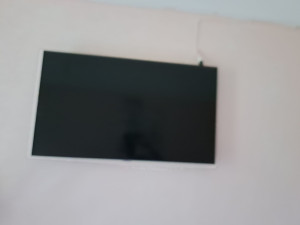 Photo de galerie - Fixation d'une télévision au mur sur un salon
