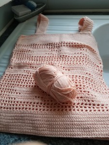 Photo de galerie - Je fais aussi crochet et tricot
 top réalisé en coton pour ma petite-fille.  