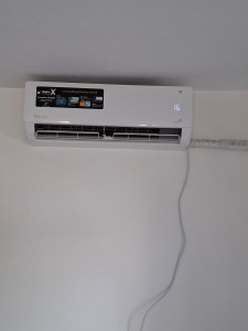 Photo de galerie - Fin de l’installation du climatiseur split réversible : pose terminée, essais de fonctionnement réalisés et vérification du bon fonctionnement de l’appareil. Travail propre et soigné.