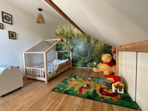 Photo de galerie - Rénovation complète d’une chambre (fresque papier peint, ponçage parquet, isolation,placo, peinture et aménagement)