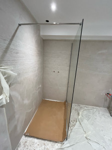 Photo de galerie - Poser les parois de la douche