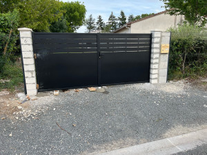 Photo de galerie - Montage de piliers et installation portail 