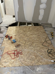 Photo de galerie - Réparation d’un sol avec des panneaux OSB avant pose de parquet chez Mikael.