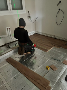 Photo de galerie - Pose de sous-couche et parquet stratifié 