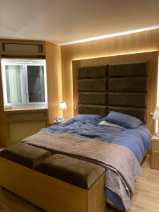Photo de galerie - Aménagement complet d’une chambre sur mesure : mobilier, tête de lit, habillage mural, éclairage LED et finitions.