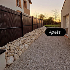 Photo de galerie - Réalisation d'un (petit) enrochement à la fois structurel et decoratif