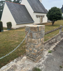 Photo de galerie - Remontage d’une pilier en pierre pour raviver cette entrée 