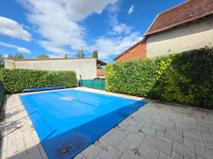 Photo de galerie - La taille et l'entretien de haie bordant une piscine
