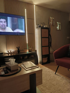 Photo de galerie - Réagencement salon avec peinture au mur enduit irisé sable 