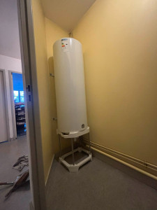 Photo de galerie - Vous avez un chauffe‑eau en panne, vieillissant ou qui ne chauffe plus correctement ?
Je vous propose un service rapide, fiable et soigné pour le remplacement de votre ballon d’eau chaude.
Tarifs transparents
? Intervention sur votre secteur