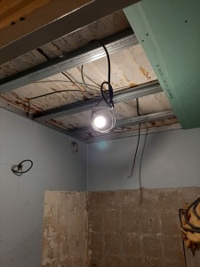 Photo de galerie - Pose d'un faux plafond + installation électrique 