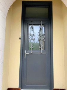 Photo de galerie - Depose totale de l ancienne et repose de la nouvelle porte avec finition intérieur et extérieur 