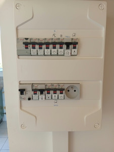 Photo de galerie - Pose tableau élect. 2 rangées / Identification & réattribution réseau existant / Segmentation & protection selon NF C15-100 / tirage ligne 6mm² plaque de cuisson / Tirage ligne four / Tirage ligne chauffe-eau / Ajout prise box internet sur tableau