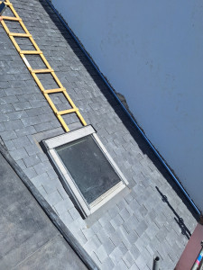 Photo de galerie - Pose de velux toiture ardoise 