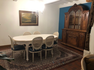 Photo de galerie - Table et chaises relookées avec Annie Sloane Chalk Paint.
Plafond & murs: Libéron velours de peinture à la caséirne