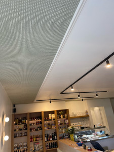 Photo de galerie - Pose de papier peint au plafond avec finition moulure.