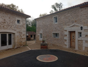 Photo de galerie - Piquage et rejointements des murs en moellon
réalisation et pose du motif ying-yang au sol
mise en relief autour des portes et fenetre des pierre de taille à la chaux
création de pente pour l'écoulement de l'eau en pavé et béton lavé