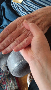 Photo de galerie - Présence et soutien auprès des personnes agées.