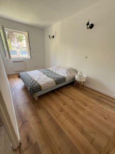 Photo de galerie - Pose de parquet, peinture, installation luminaire et prise avec interrupteur.