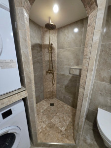 Photo de galerie - Rénovation complète de salle de bain de A à Z : création des cloisons hydrofuges, isolation, plomberie, électricité, carrelage et mobilier sur mesure.