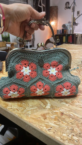 Photo de galerie - Création au crochet et doublure en velours de soie