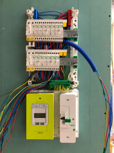 Photo de galerie - Installation et rénovation d’un tableau électrique avec disjoncteurs et raccordement des circuits.