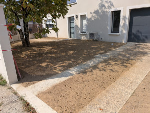 Photo de galerie - Apport de terre pour futur gazon partie avant 
