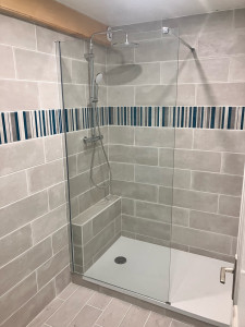 Photo de galerie - Salle de bain complète pose du bac de douche et faïence . 