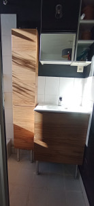 Photo de galerie - Installation d’un meuble vasque avec son meuble de rangement.