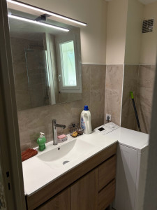 Photo de galerie - Pose de carrelage avec finition dans une rénovation de salle de bain et pose d’une vasque avec miroir déjà existante
