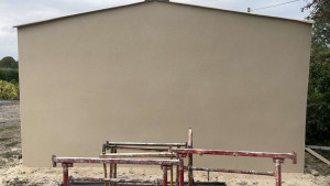 Photo de galerie -  enduit d'un pignon de maison en gratter blanc cassé 
