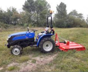 Photo de galerie - Tracteuravec  gyrobroyeur 