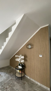 Photo de galerie - Client satisfait papier peint en dessous d’un escalier 