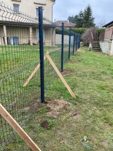 Photo de galerie - Pose d’un grillage rigide sur 40m