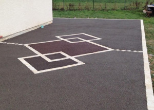 Photo de galerie - Réalisation d’une allée de jardin en béton drainant 