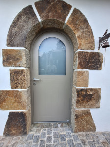 Photo de galerie - Porte d'entrée cintrée (extérieur) 
(dépose totale de l'ancienne menuiserie) 