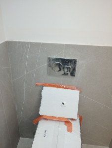 Photo de galerie - Rénovation complet des toilettes pose de WC suspendu faïence a mi hauteur enduit peinture 