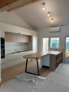 Photo de galerie - Pose d’une cuisine sur mesure.