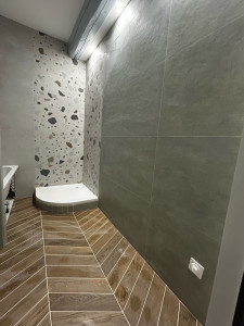 Photo de galerie - Pose de cette salle de bain avec 3 colories différents au murs ainsi qu’un effet bois au sol 