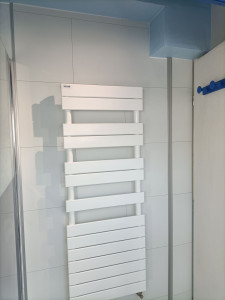 Photo de galerie - Pose dalle murale pour salle de bain plus pose radiateur sèche serviette 