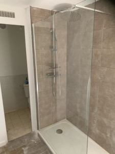 Photo de galerie - Modification arrivée/évacuation eau, pose receveur paroi et colonne de douche 