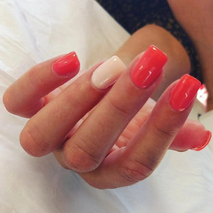 Photo de galerie - Pose d'ongles en gel avec capsules.