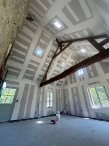 Photo de galerie - Appliquer les enduit et faire attention aux poutres 