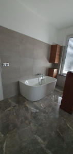 Photo de galerie - -pose carrelage -baignoire - plâtrerie + carrelage murs 