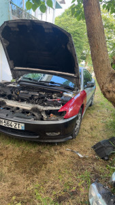 Photo de galerie - Remplacement d’une face avant complète sur une Peugeot 406 Coupé. La voiture a un un choc frontal cassant le pare-chocs, les deux ailes ainsi que les feux. 